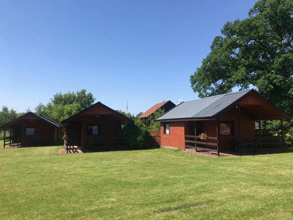a group of cottages on a grass field at Domki letniskowe u Marty in Łeba