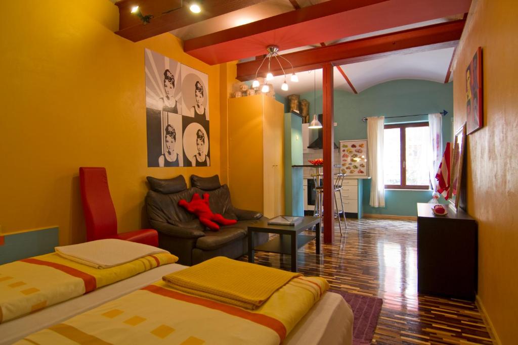 ein Wohnzimmer mit 2 Betten und einem Sofa in der Unterkunft Art Apartments in Dresden