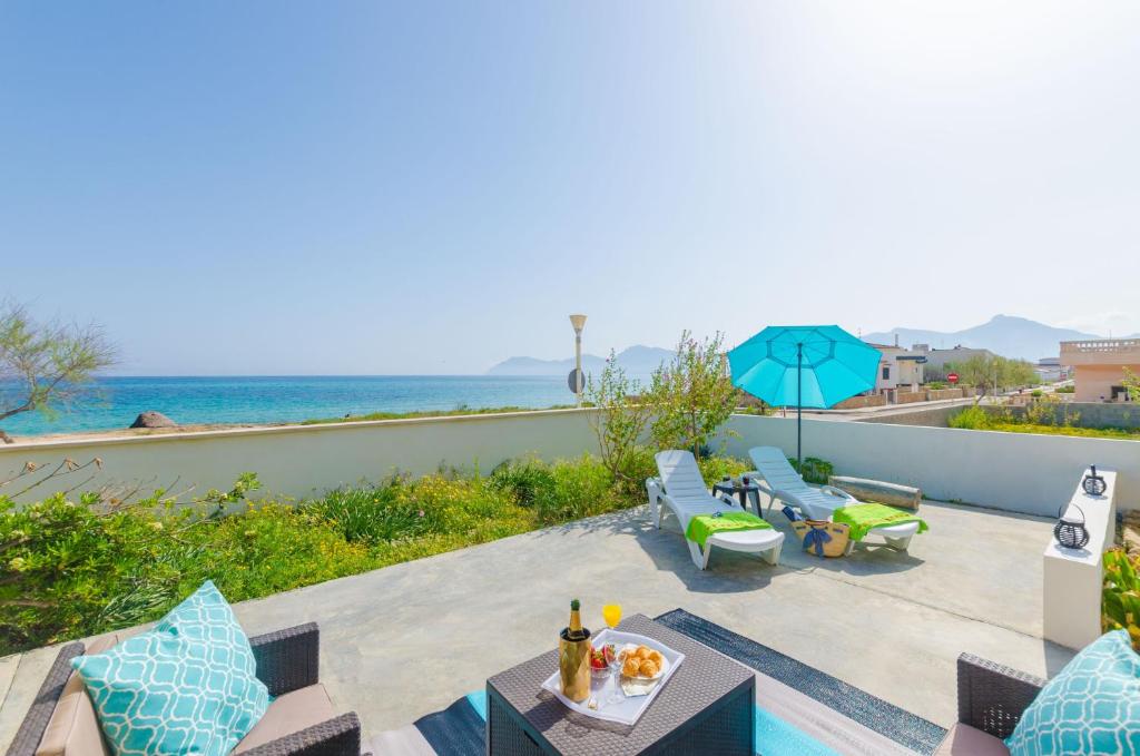 un patio con vistas al océano en Porta De La Mar, en Son Serra de Marina