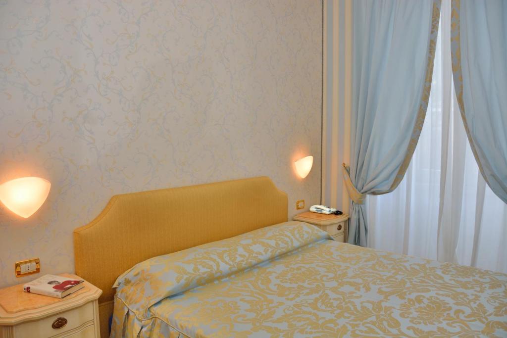 Postel nebo postele na pokoji v ubytování Grand Hotel Menaggio