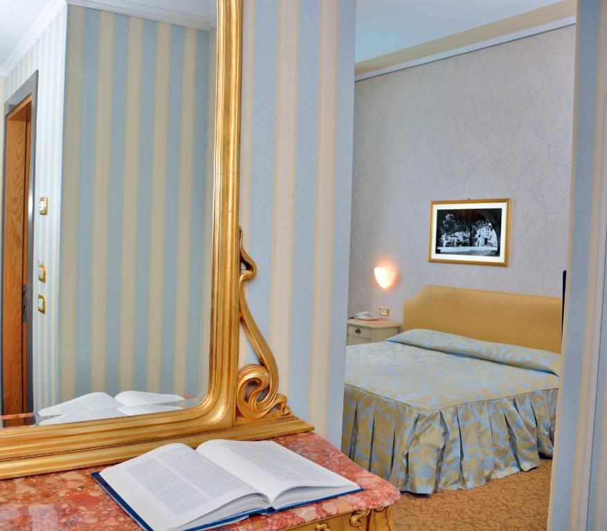 Postel nebo postele na pokoji v ubytování Grand Hotel Menaggio