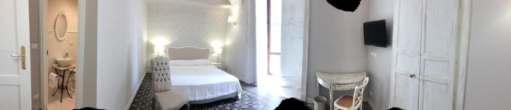 Łóżko lub łóżka w pokoju w obiekcie La Casa di Alma Luxury rooms
