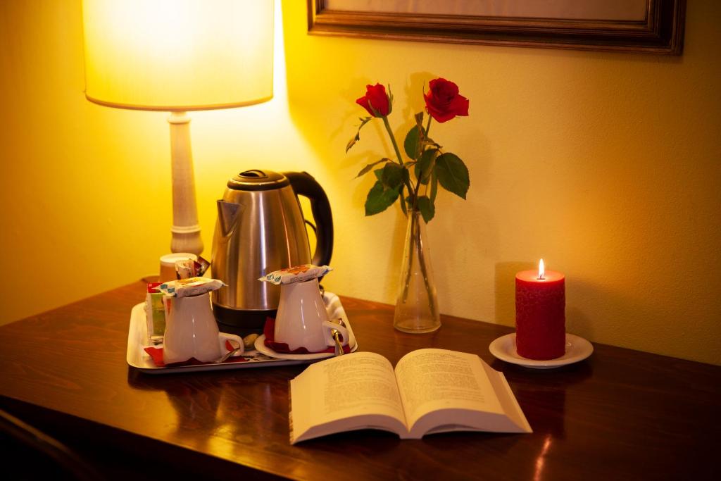 Příslušenství pro přípravu čaje a kávy v ubytování Hotel Ristorante Piccolo Chianti
