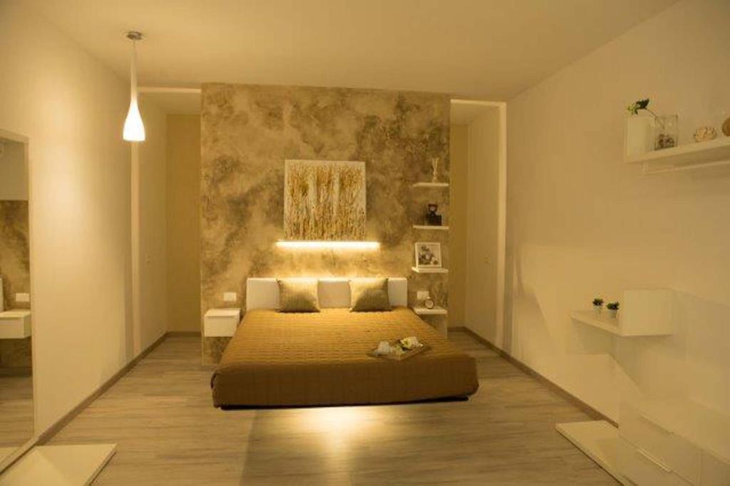 レッチェにあるNidi di Feoのベッドルーム1室(ベッド1台付)が備わります。壁には絵画が飾られています。