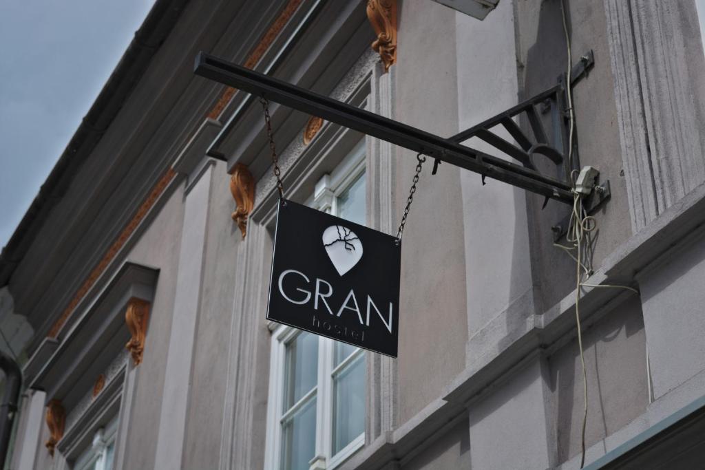 Certifikát, hodnocení, plakát nebo jiný dokument vystavený v ubytování GRAN hostel