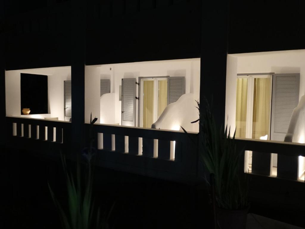Habitación oscura con vistas a una ventana. en Anassa Studios, en Naxos Chora