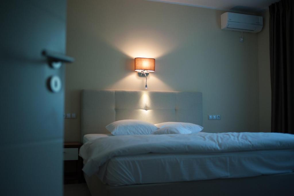 Postel nebo postele na pokoji v ubytování Bruxelles Guesthouse Craiova