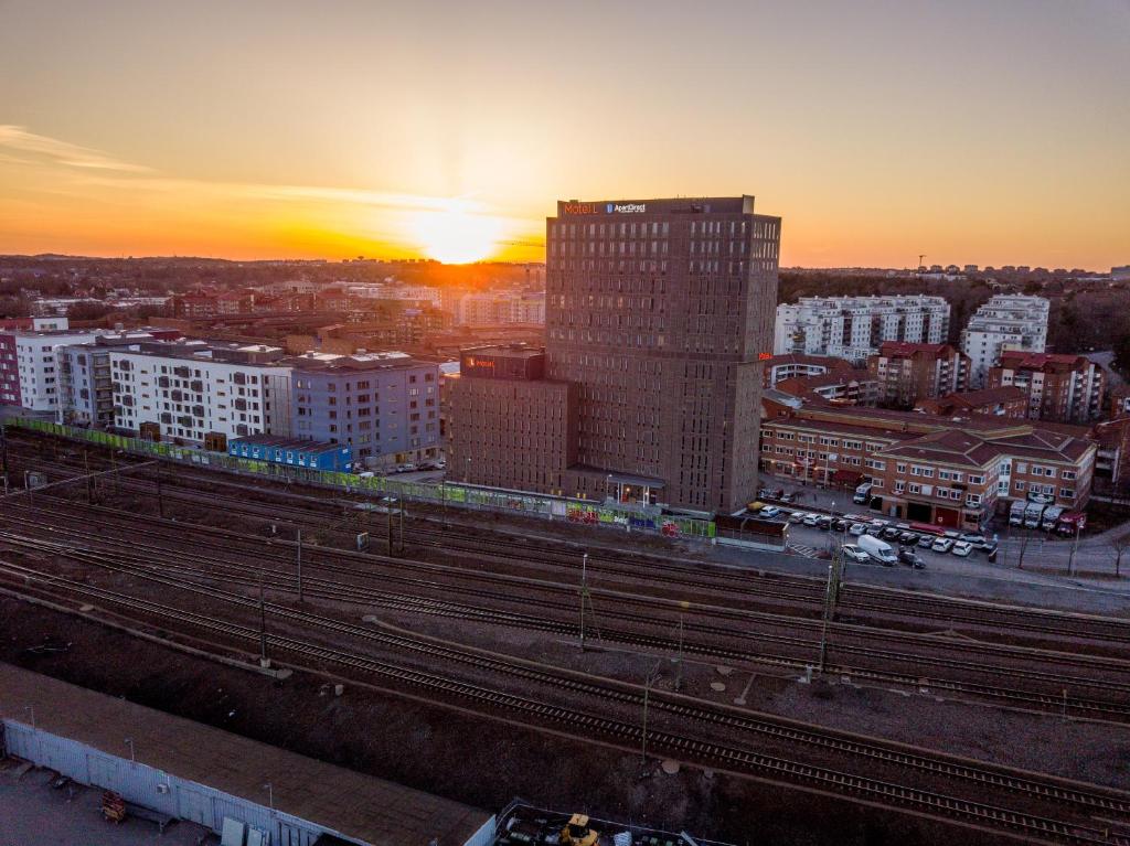 Východ nebo západ slunce při pohledu z aparthotelu nebo okolí
