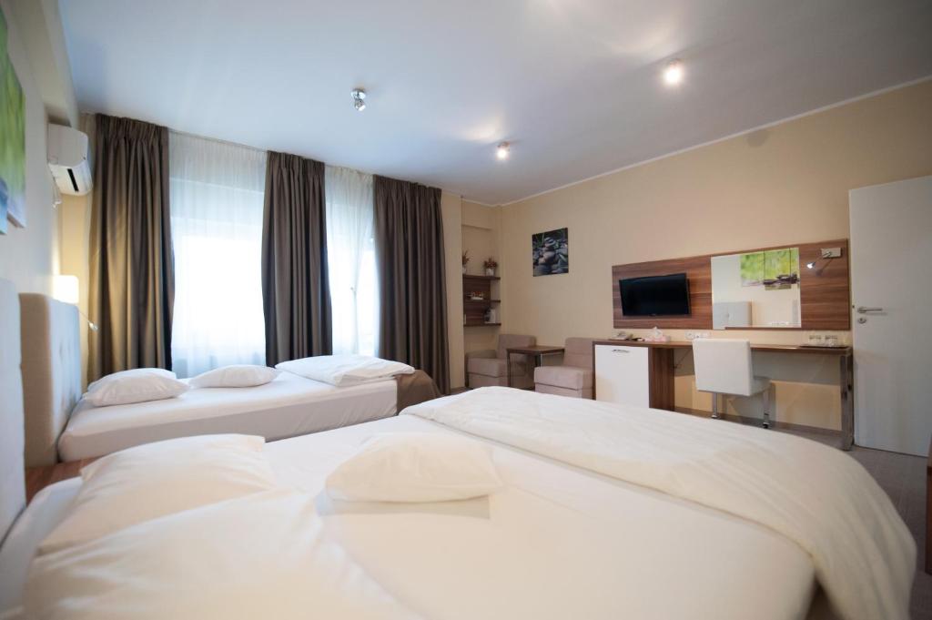 Postel nebo postele na pokoji v ubytování Bruxelles Guesthouse Craiova