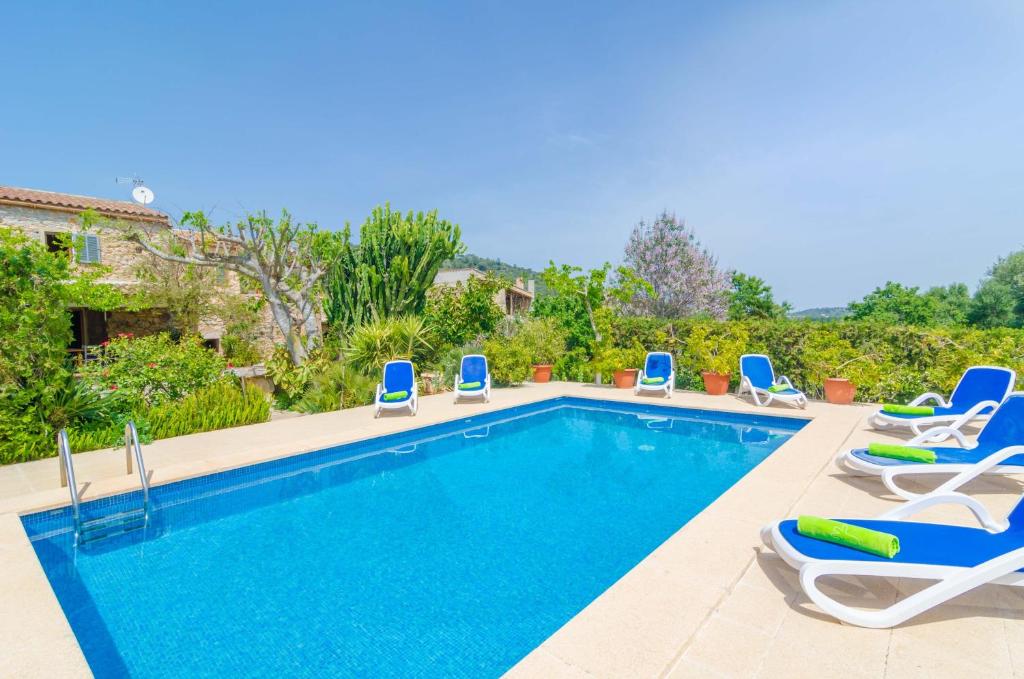 una piscina con tumbonas junto a una casa en Es Rafal De Baix, en Son Servera