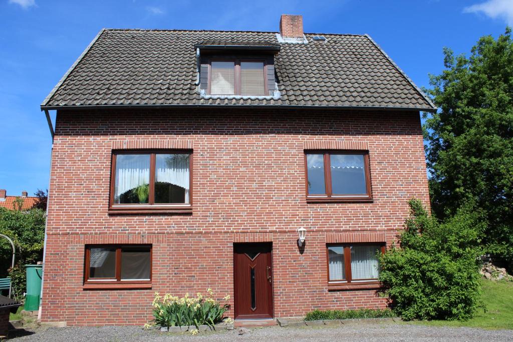 a red brick house with a brown door at Apartment Staudacker in Drage