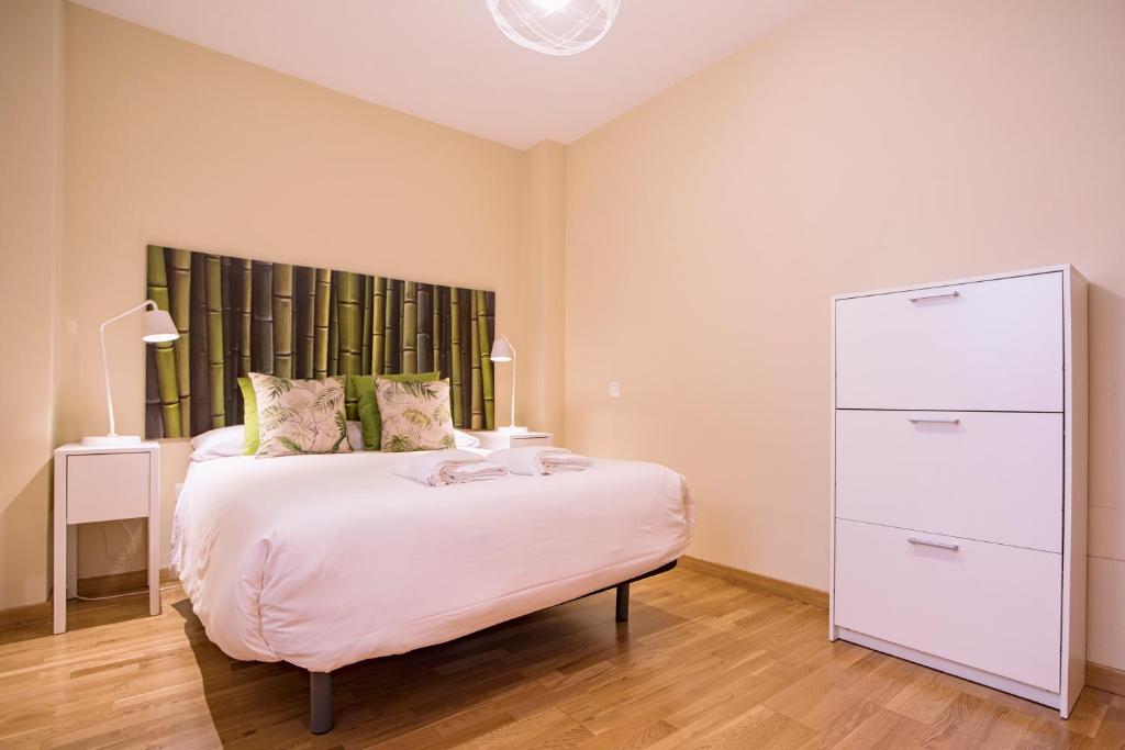 Posteľ alebo postele v izbe v ubytovaní Livemalaga Apartment & Parking