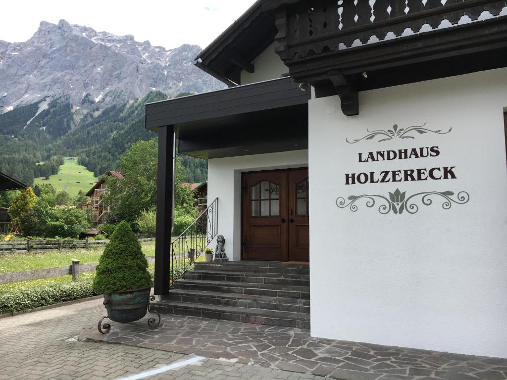 un edificio con un letrero que lee la casa de los terratenientes en Landhaus Holzereck, en Ehrwald