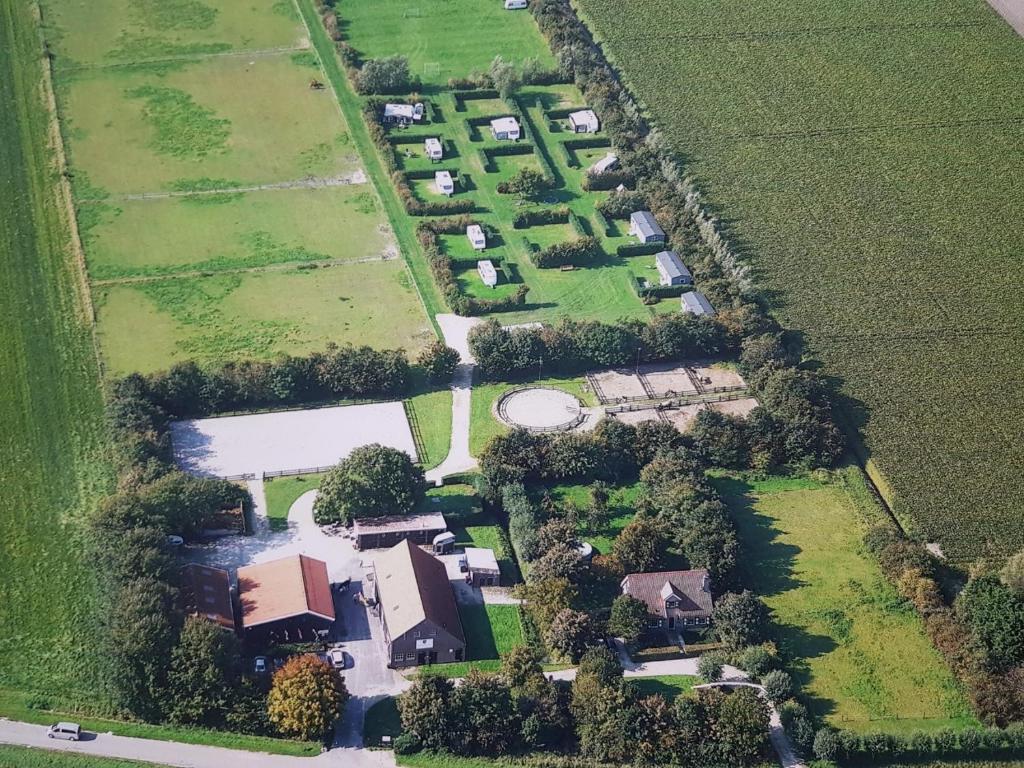 - une vue aérienne sur un domaine avec des maisons et des arbres dans l'établissement de Schelphoeve, à Ellemeet