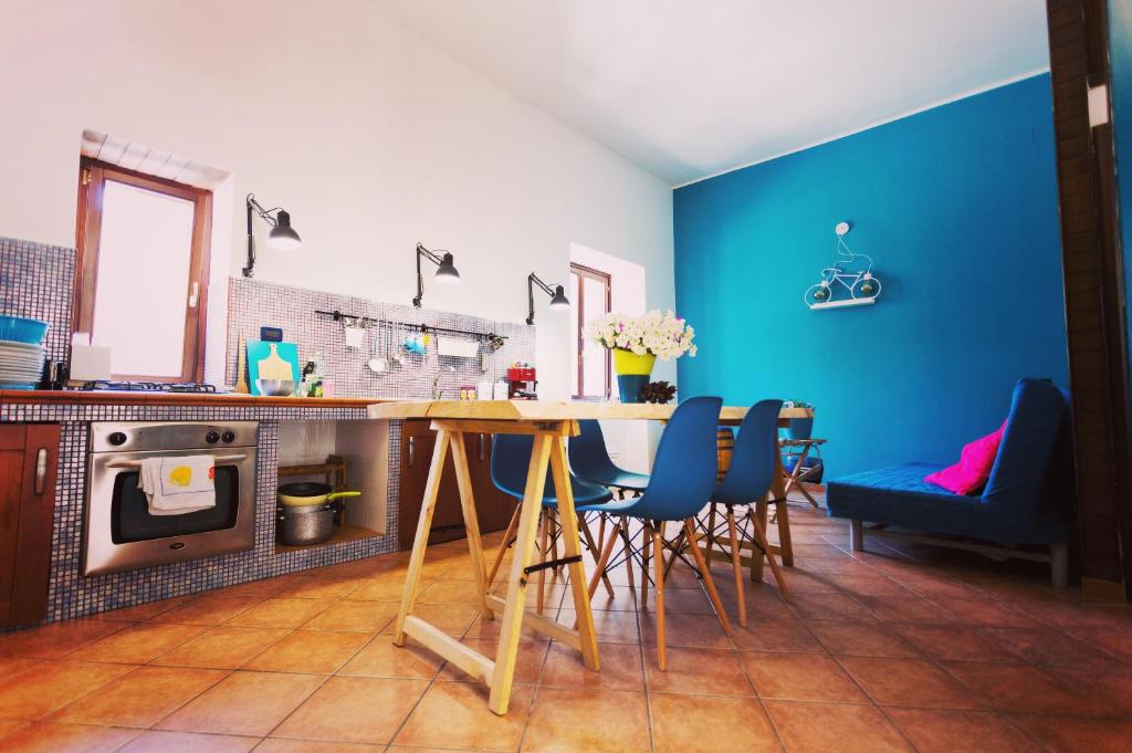 パレルモにあるGiuiuzzaMiaの青い壁のキッチン(木製テーブル付)