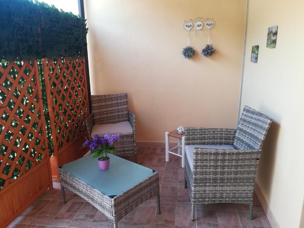 シニスコーラにあるPiccolo accogliente monolocaleのパティオ(椅子2脚、花のテーブル付)