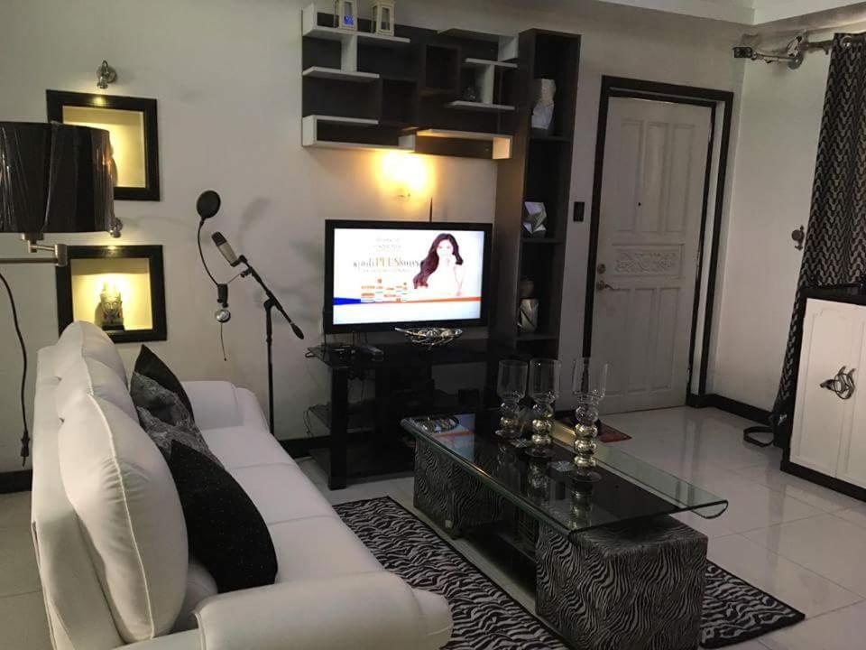 TV a/nebo společenská místnost v ubytování Spacious Low Rise Condo