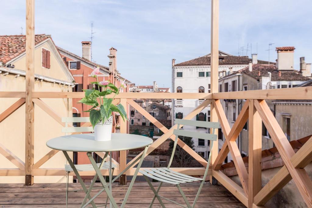 Balkón alebo terasa v ubytovaní Ca' del Monastero 7 Collection Bright Apartment with Terrace