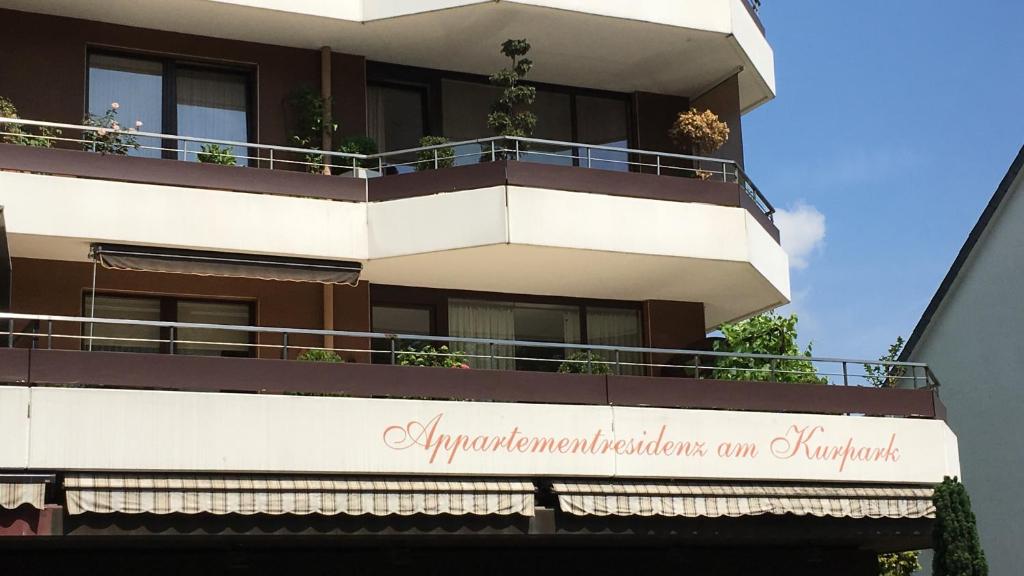 バート・ザルツフレンにあるAppartementresidenz am Kurpark - Ferienwohnungen mit Pool & Saunaのアパートメントの改装を読む看板付きの建物