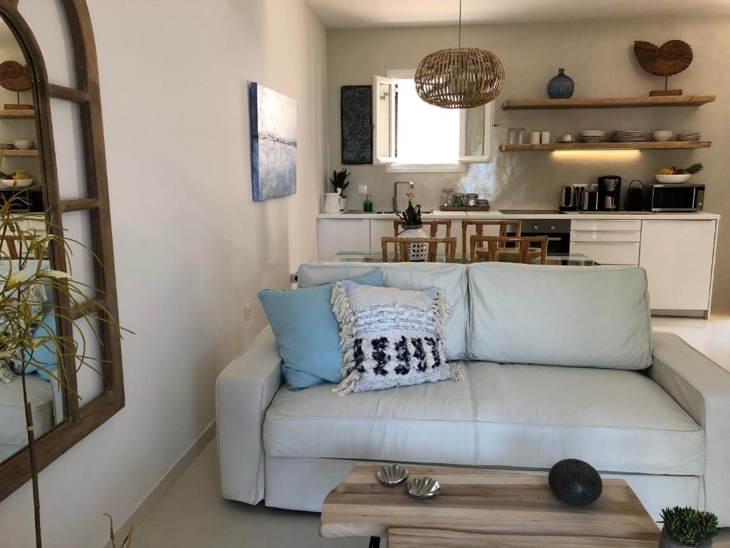 Kuchyňa alebo kuchynka v ubytovaní Aqua Seafront Glyfada Corfu Beach House With Garden
