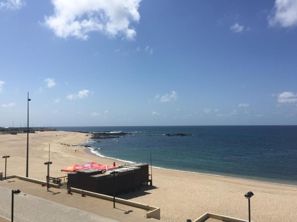 ポボア・デ・バルジンにあるCasa na Praiaの海の景色を望むビーチ