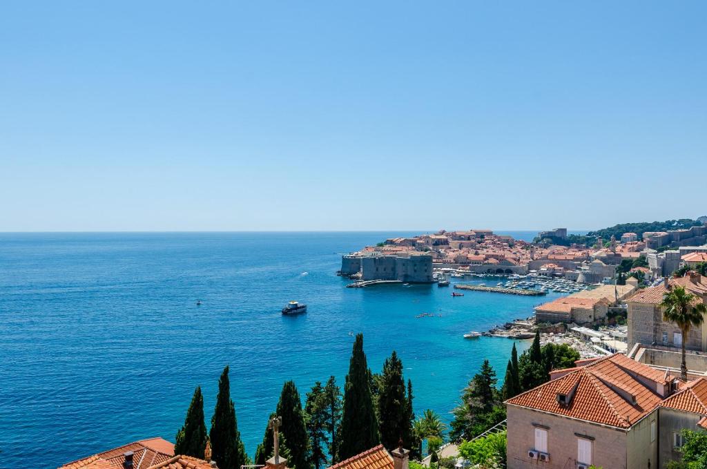 uma vista para uma cidade e um corpo de água em Apartments Lazarin em Dubrovnik