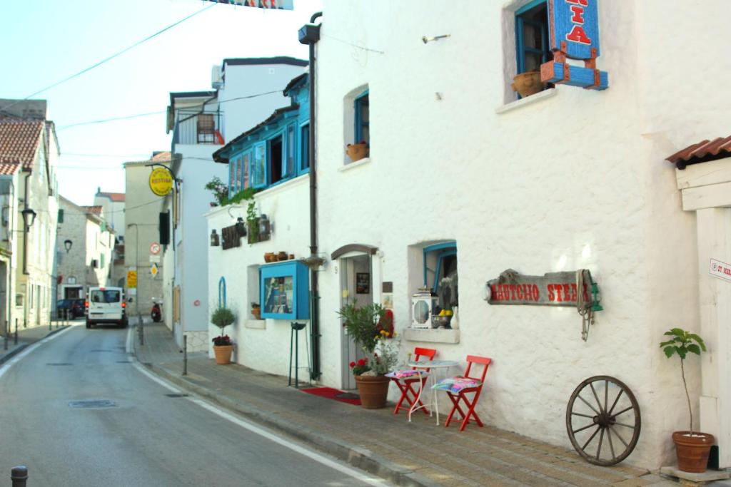 uma rua com uma mesa e cadeiras fora de um edifício em Holiday Home Mediterranean Dream em Vodice