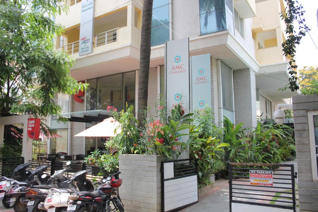 un grupo de motocicletas estacionadas frente a un edificio en AMC Comforts, en Bangalore