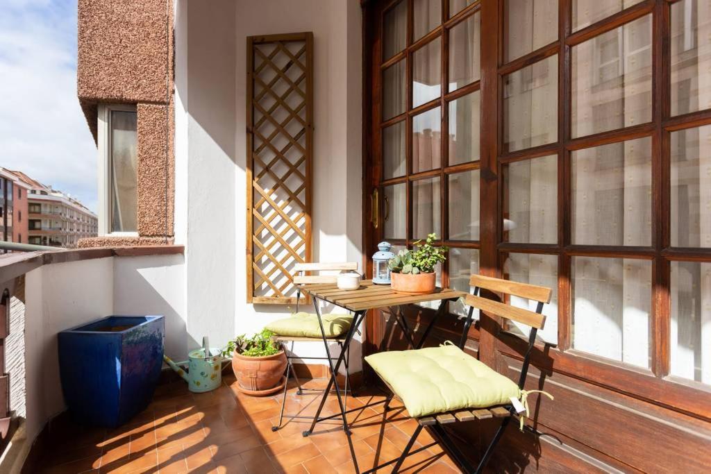 a balcony with a table and chairs and a window at Piso Centrico Y Acogedor in Las Lagunas