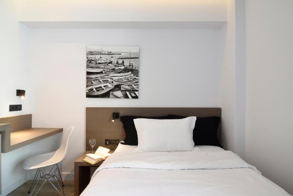 Postel nebo postele na pokoji v ubytování Poseidon Athens Hotel