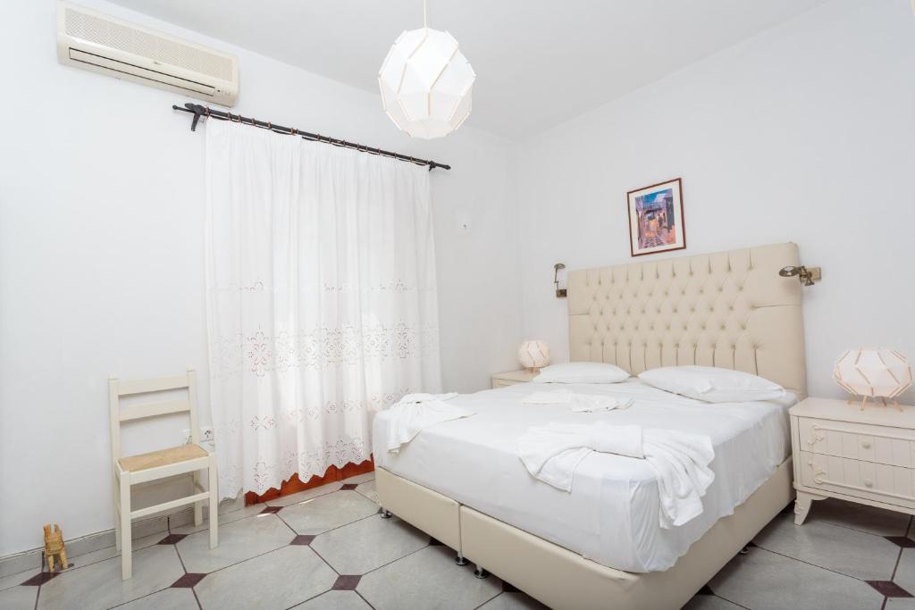 Postel nebo postele na pokoji v ubytování Ragoussis House