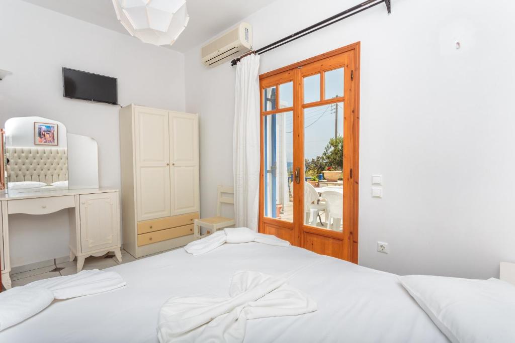 Postel nebo postele na pokoji v ubytování Ragoussis House
