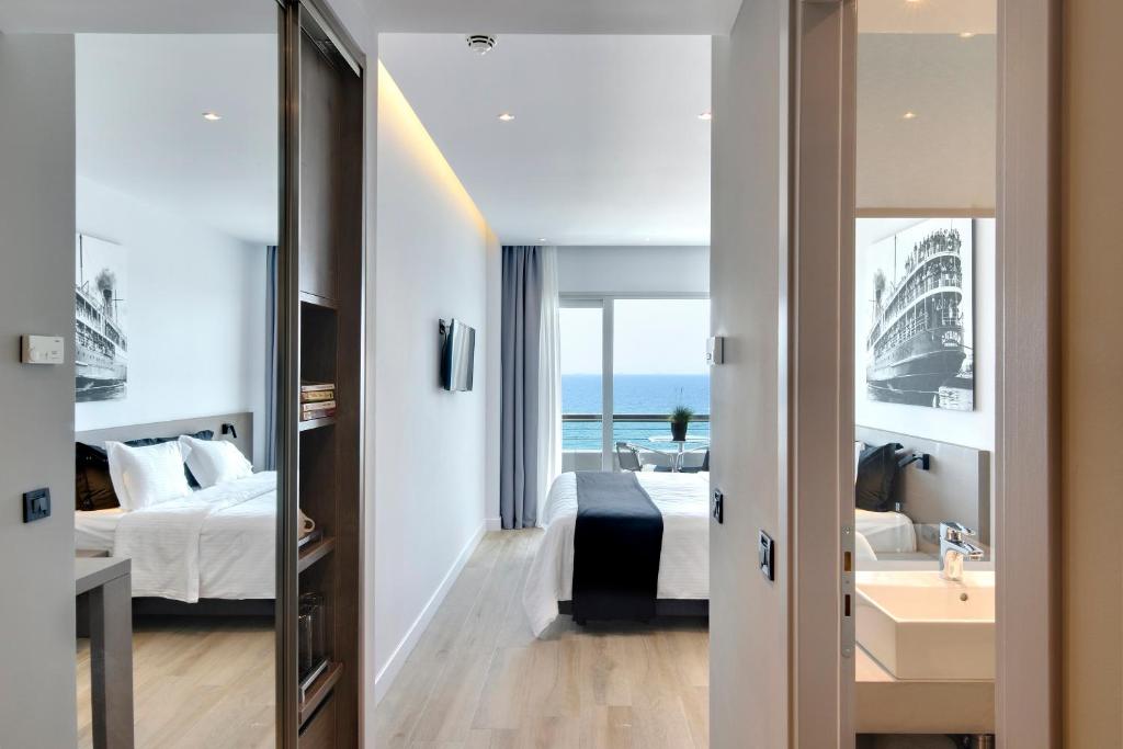 Postel nebo postele na pokoji v ubytování Poseidon Athens Hotel