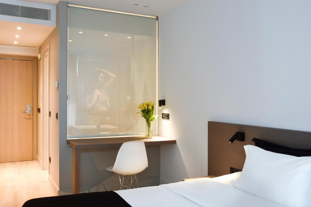 Postel nebo postele na pokoji v ubytování Poseidon Athens Hotel