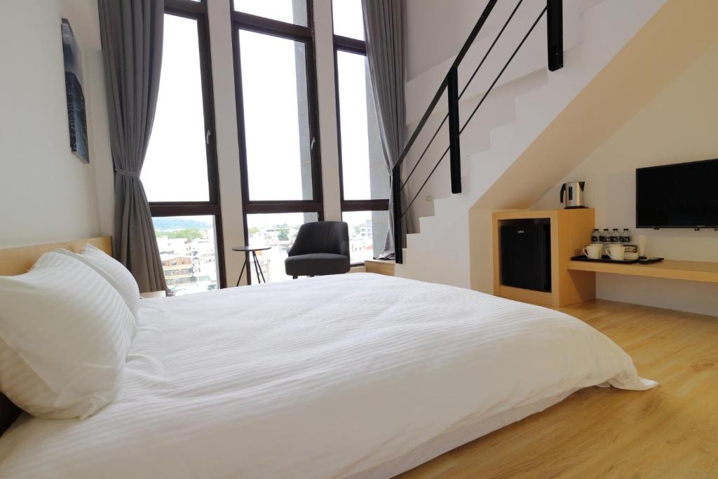 TV a/nebo společenská místnost v ubytování KET Hotel