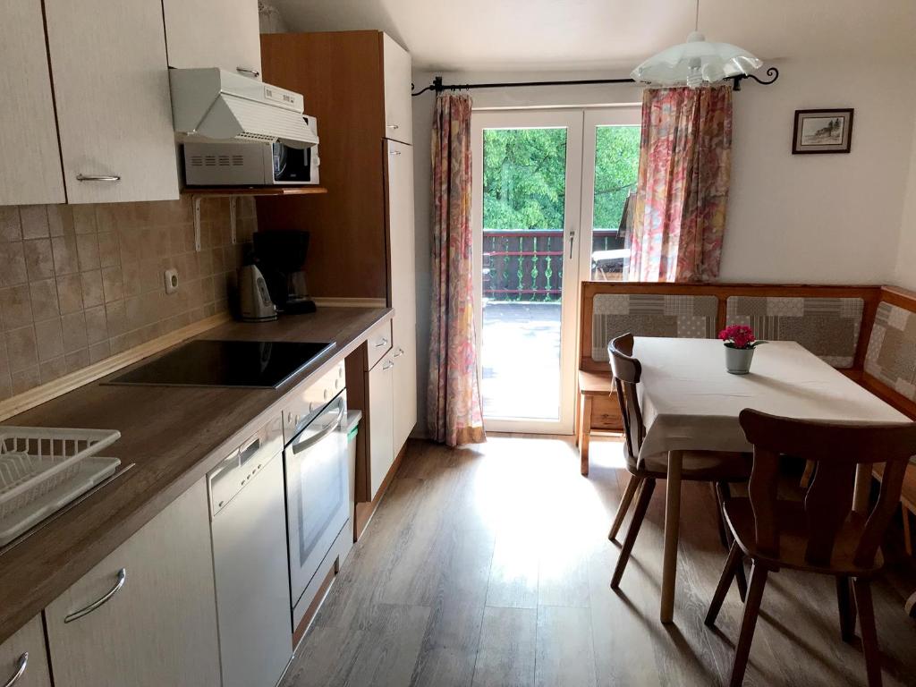 A kitchen or kitchenette at Panoramahaus