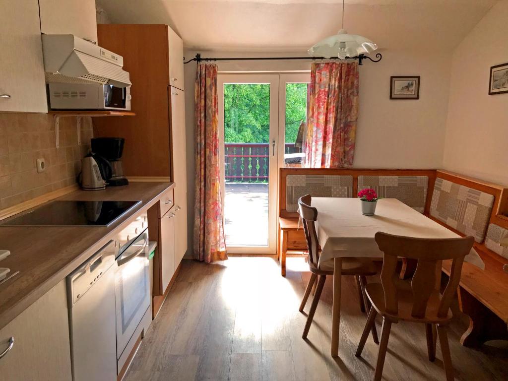 A kitchen or kitchenette at Panoramahaus