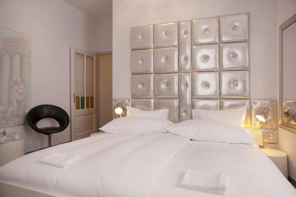 Postel nebo postele na pokoji v ubytování Caffè dell'Arte Boutique Rooms Locarno