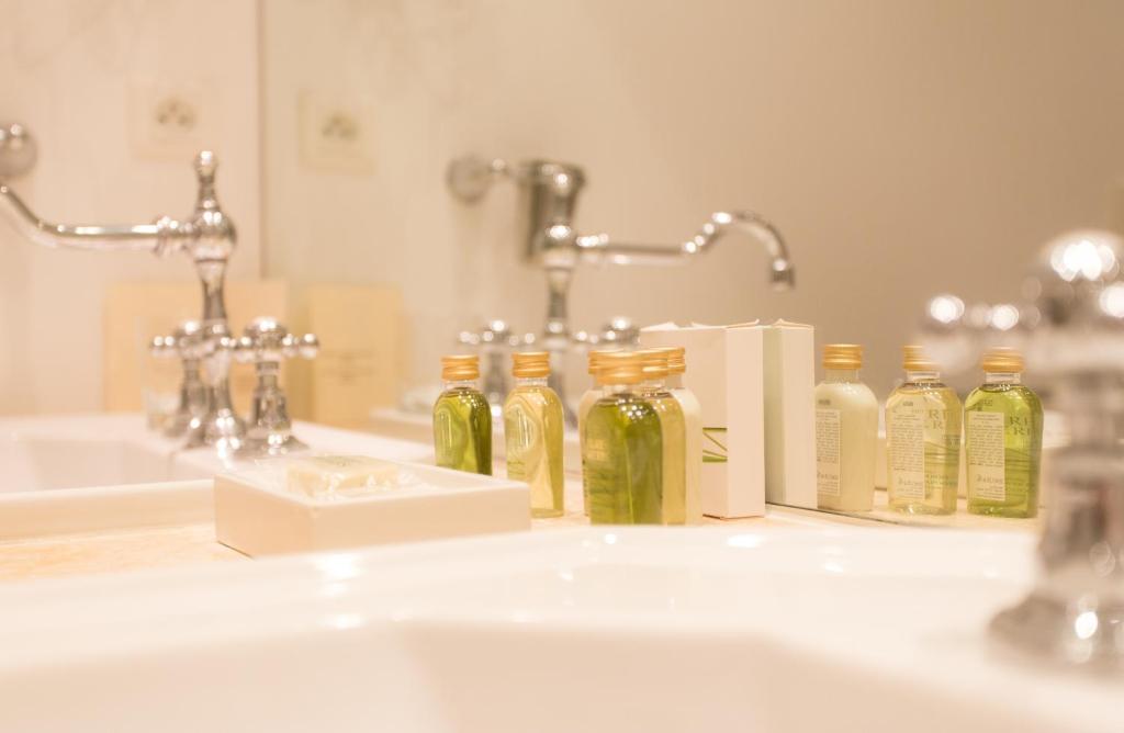 Koupelna v ubytování Hotel Le Verger Maelvi