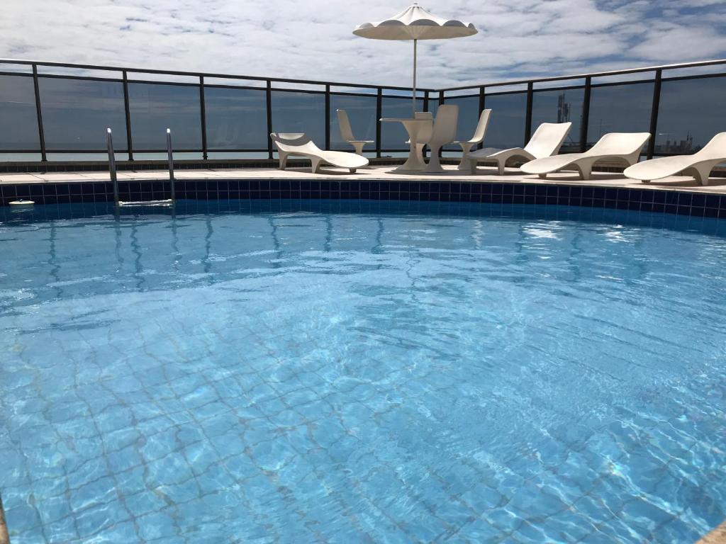 - une grande piscine au-dessus d'un bâtiment dans l'établissement Atlantic Ocean Residence Sea, à Fortaleza