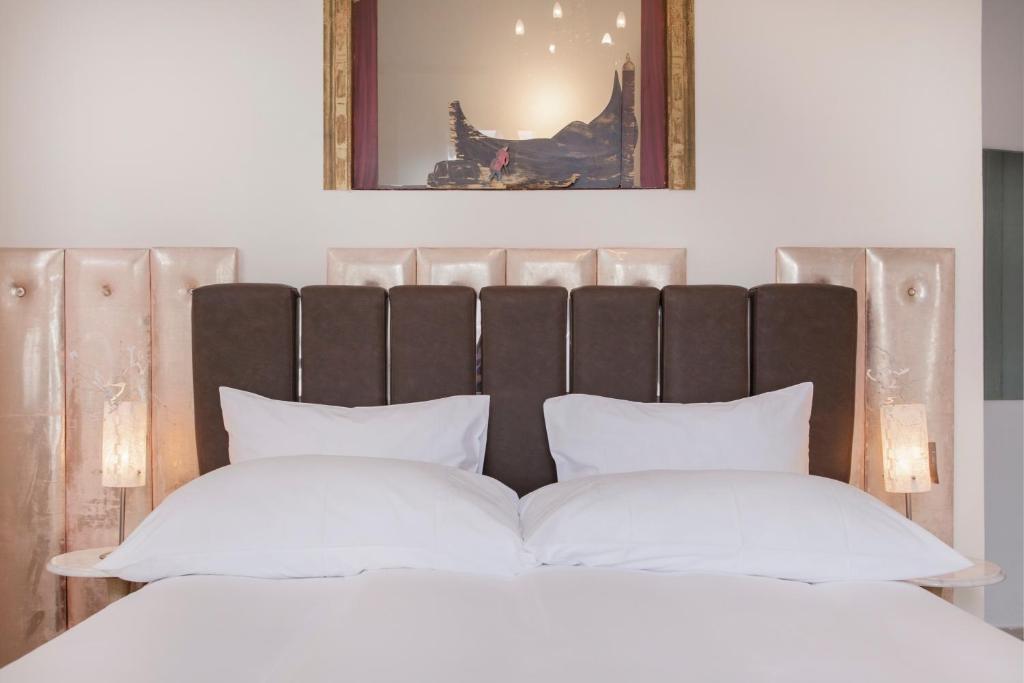 Postel nebo postele na pokoji v ubytování Caffè dell'Arte Boutique Rooms Locarno
