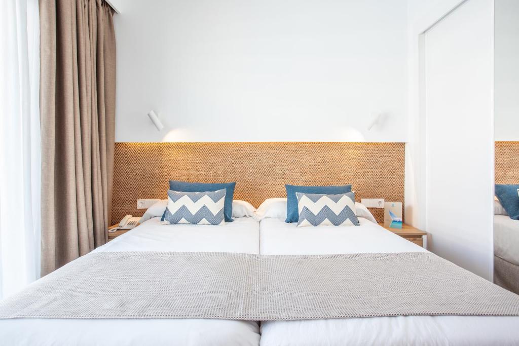 Postel nebo postele na pokoji v ubytování Grupotel Picafort Beach