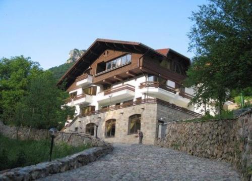 una casa grande está sentada en la cima de una colina en Villa Cherven, en Teteven