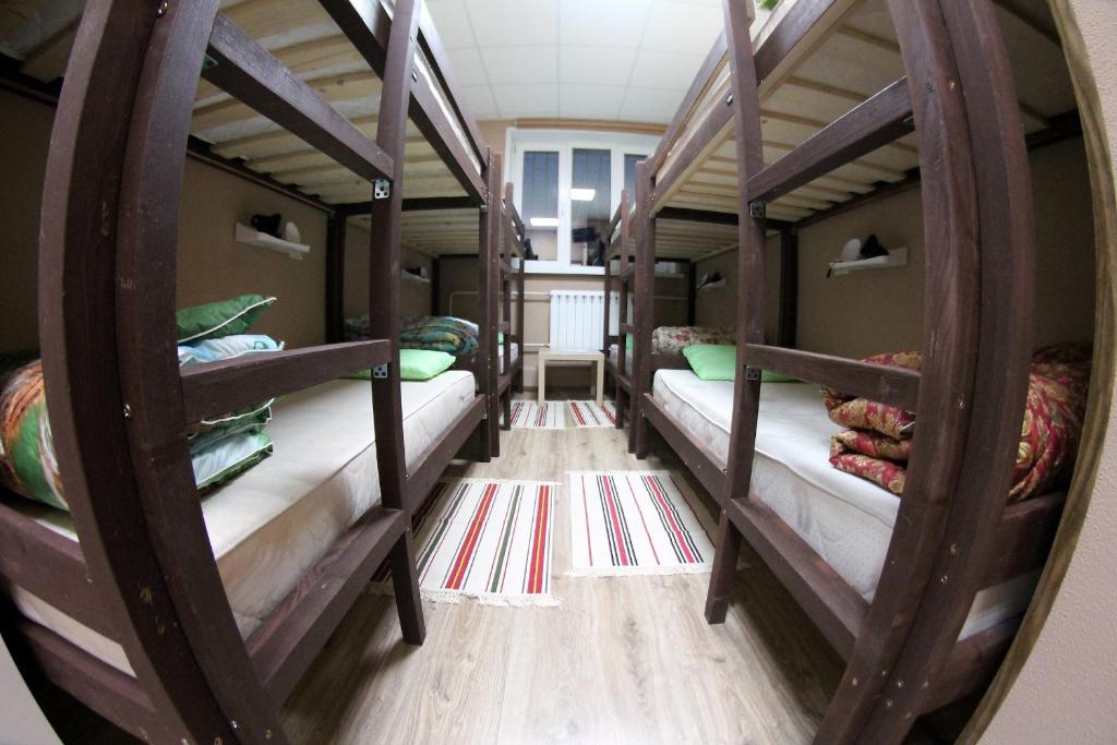 モスクワにあるHostel Hermesのウッドフロアのドミトリールーム 二段ベッド2台