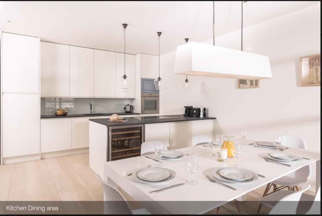 Кухня или мини-кухня в Chalet Saunton
