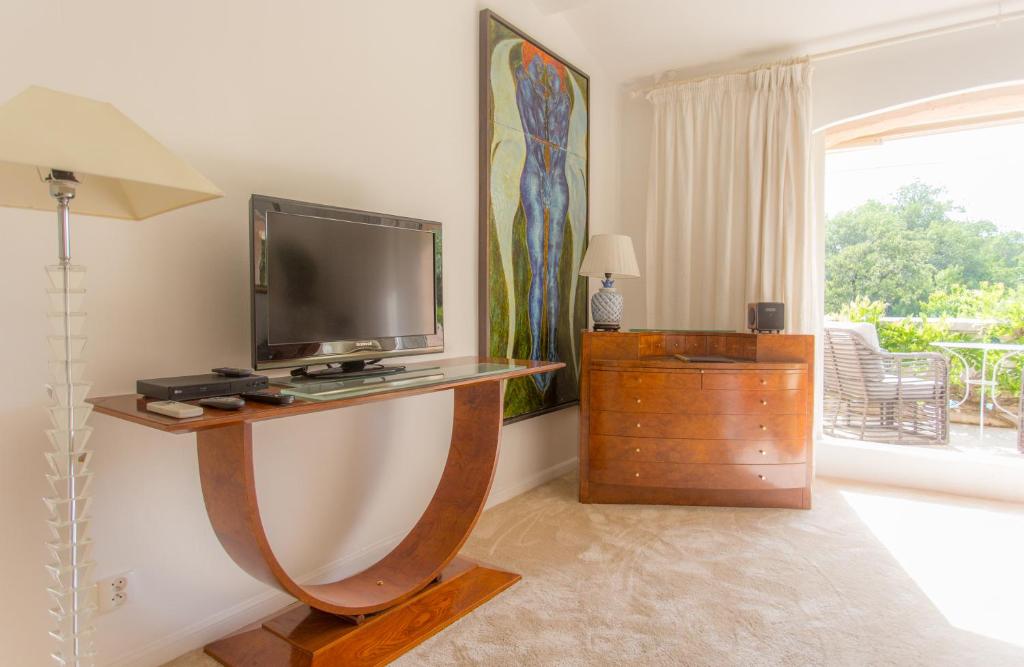 TV a/nebo společenská místnost v ubytování Hotel Le Verger Maelvi