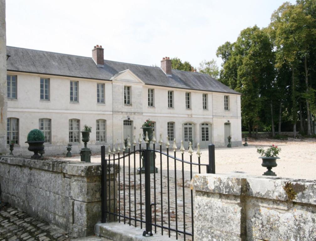 une vieille maison avec une porte en face dans l'établissement Château de Maudetour, à Maudétour-en-Vexin