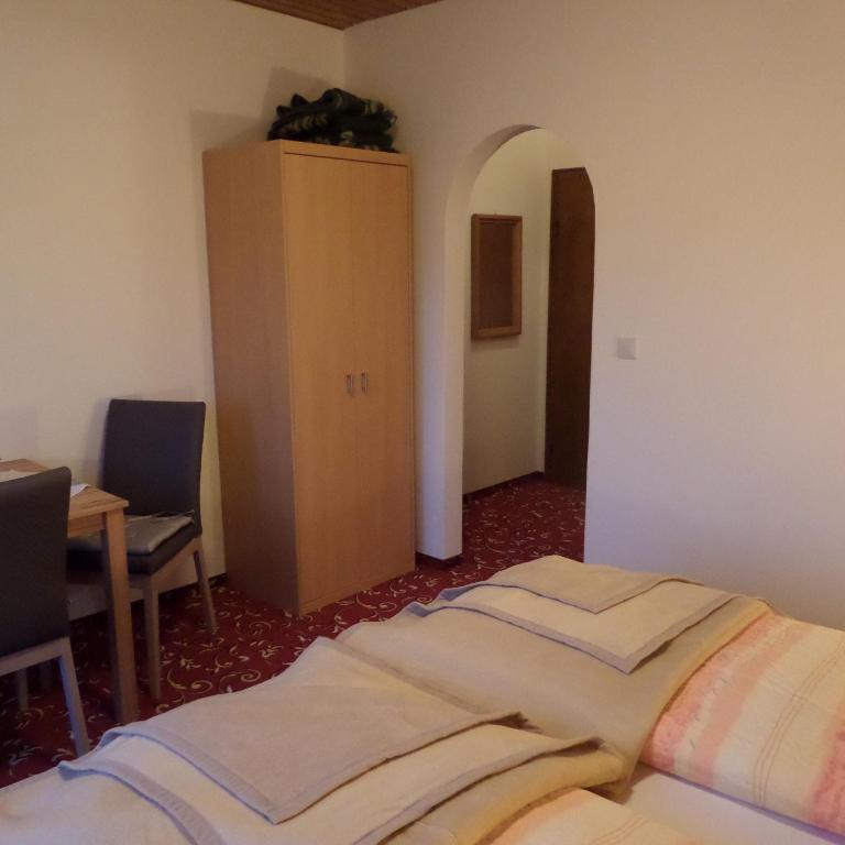 Postel nebo postele na pokoji v ubytování Gästehaus ERLE