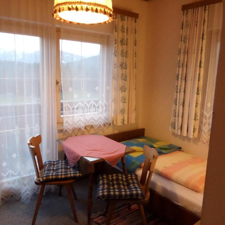 Postel nebo postele na pokoji v ubytování Gästehaus ERLE