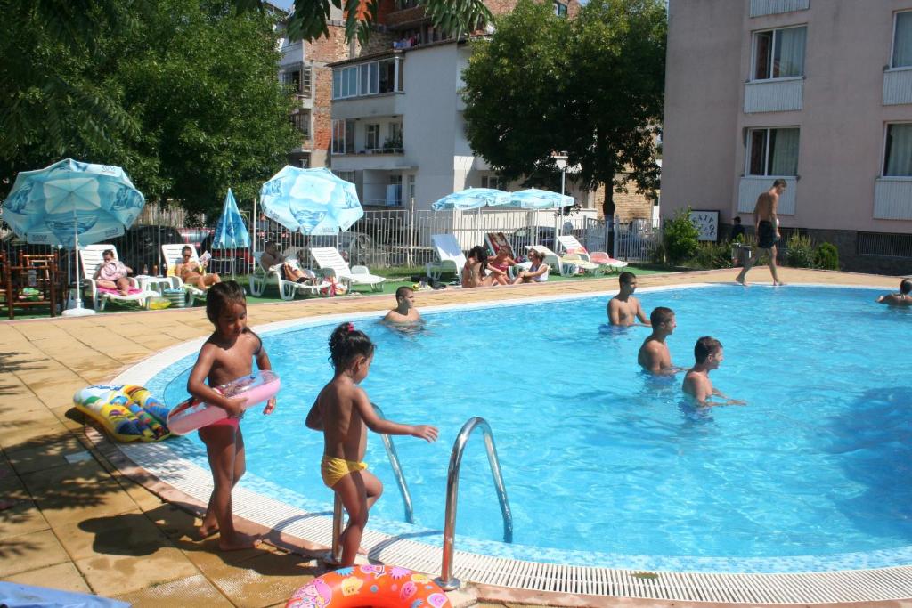Bazén v ubytování хотел Централ nebo v jeho okolí